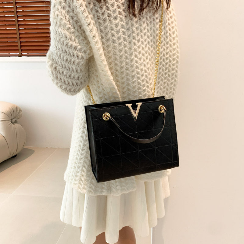 Sophisticated Retro Style Shoulder Bag With Golden Chain